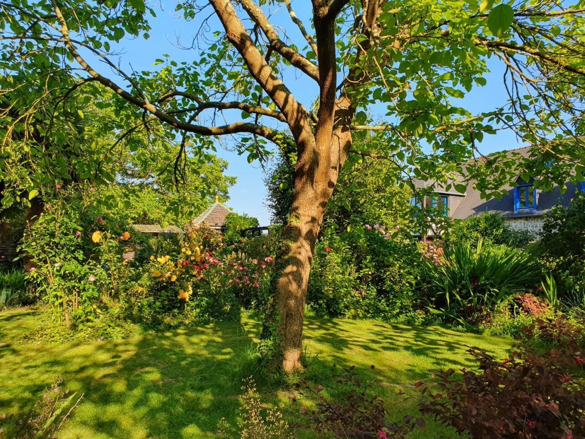 Maison En Pierre Dans Son Nid De Verdure Roz-Landrieux Zewnętrze zdjęcie